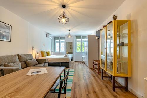 a living room with a couch and a table at NorteSoul Porto à Vista in Vila Nova de Gaia