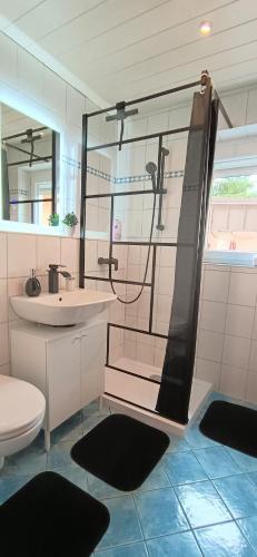 Bilik mandi di GADD Ferienwohnung 001 Glück an der Donau # Best Deluxe Stay 24#7 Check in