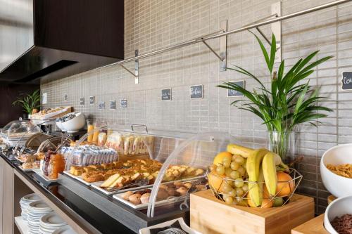 kupę jedzenia na ladzie w kuchni w obiekcie B&B Hotel Arezzo w Arezzo