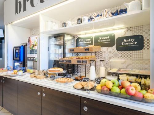 eine Bäckereitheke mit Obst und Gebäck darauf in der Unterkunft B&B Hotel Ferrara in Ferrara