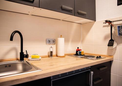a kitchen with a sink and a counter top at Pura Vida Workation & Ferienwohnung in Fischen