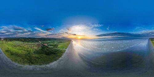 a view of a road with the sun in the sky at Hosteria Mar de Plata in Cabuyal