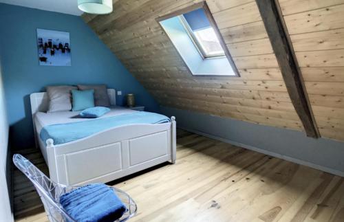 une petite chambre avec un lit et une fenêtre dans l'établissement La Grange de Papi Elie, à Sireix