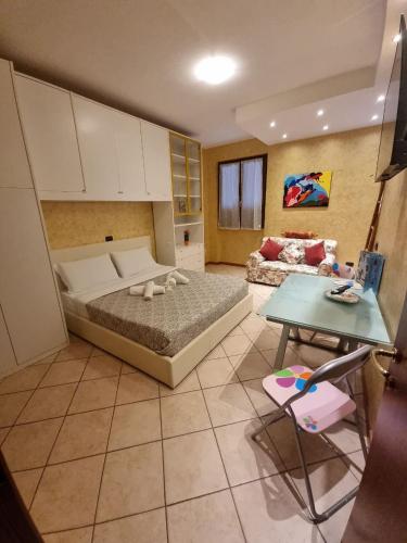 un soggiorno con un letto e un tavolo di VALENTINO HOUSE a Sirmione
