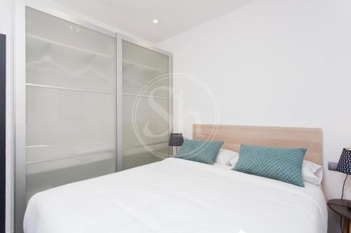 Bright Apartment with Terrace near Sants Station