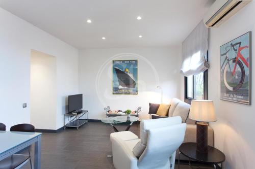 Bright Apartment with Terrace near Sants Station
