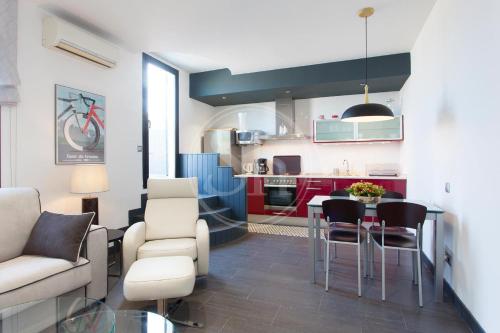 Bright Apartment with Terrace near Sants Station