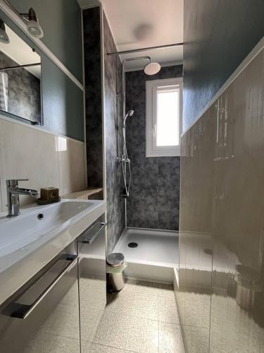 une salle de bain avec une douche, un lavabo et une baignoire dans l'établissement Appartement T2 à 50 M de la plage - 4CDUSUD8, à Canet