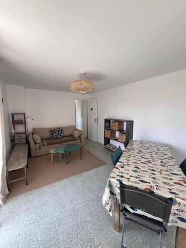 un salon avec un grand lit et un canapé dans l'établissement Appartement T2 à 50 M de la plage - 4CDUSUD8, à Canet