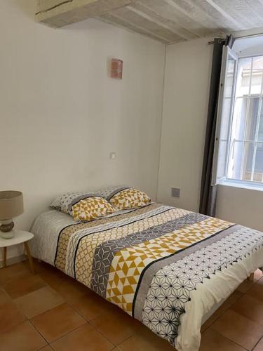 une chambre avec un lit et une fenêtre dans l'établissement Studio du vieux port de la ciotat, à La Ciotat