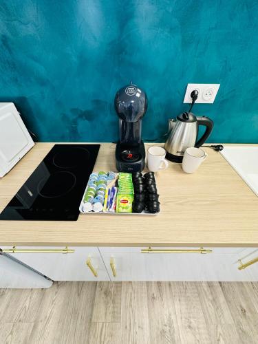 une cafetière assise au-dessus d'une table dans l'établissement Suite privative, à Caissargues