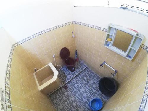 un piccolo bagno con un water e un lavandino di Joglo Sempu Homestay Jogja a Yogyakarta