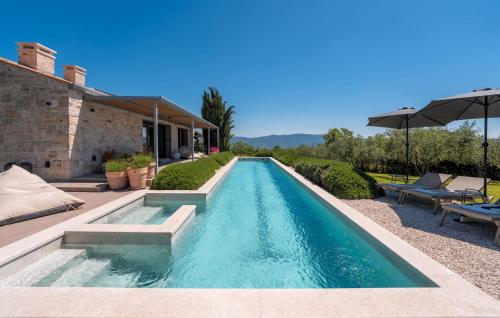 La alberca dentro o cerca de Villa Poimon