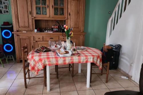 une table avec un chiffon de table rouge et blanc dans l'établissement Green House, à Pont-de-Chéruy