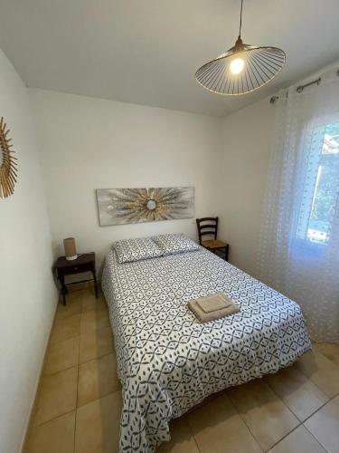 une chambre avec un lit dans une pièce dans l'établissement Maison de campagne avec piscine à Bédoin, Mont Ventoux, à Bédoin