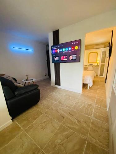 a living room with a couch and a flat screen tv at Appartement in Baie Nettle