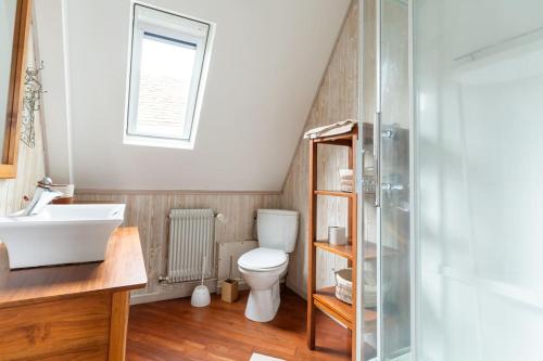 une salle de bain avec toilettes et lavabo dans l'établissement L'escapade vigne & bien-être, à Noizay