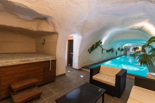 - une piscine intérieure dans une maison avec piscine dans l'établissement L'escapade vigne & bien-être, à Noizay