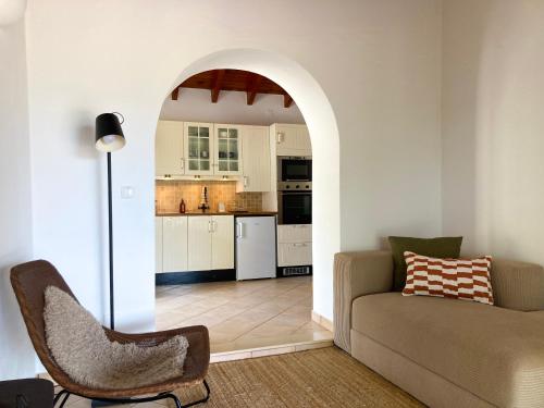 a living room with a couch and a kitchen at Casinha Serena by east ALgarve guest in Santo Estêvão