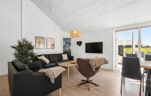 TV a/nebo společenská místnost v ubytování Cozy Home In Rømø With Sauna