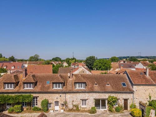 an aerial view of a large brick house at maison de campagne toute équipée 5km de Thoiry in Saulx-Marchais