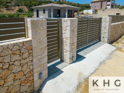 a gate with a stone wall at Βιλα Ελευθερία με ιδιωτικη πισινα 5 λεπτα απο το Αργοστολι in Argostoli