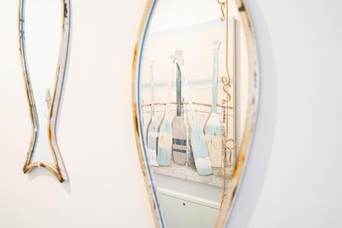 a mirror in a room with a shelf with utensils at Paddel Nr 5 in Neustadt in Holstein