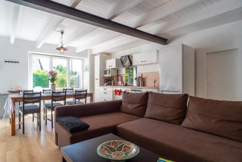 un salon avec un canapé et une salle à manger dans l'établissement Casa Azul - Maison proche de la plage, à Sarzeau