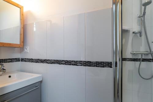 une salle de bain avec douche et lavabo dans l'établissement Casa Azul - Maison proche de la plage, à Sarzeau