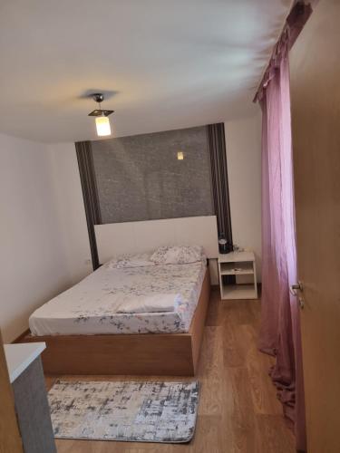 ein kleines Schlafzimmer mit einem Bett und einem Fenster in der Unterkunft ADC&Studio in Constanţa