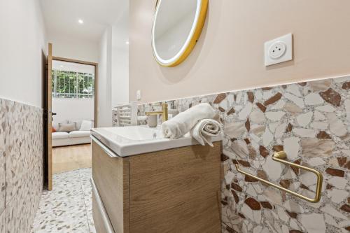 Lavie Maison Hot Tub Seaside Flat في نيس: حمام مع حوض ومرآة على الحائط