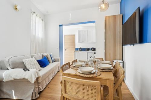 un salon avec une table et un canapé dans l'établissement Lavie Maison Hot Tub Seaside Flat, à Nice