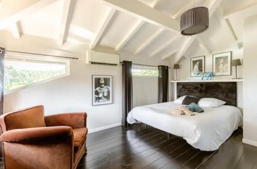 une femme allongée sur un lit dans une chambre dans l'établissement Villa de Charme La Dune, à Seignosse