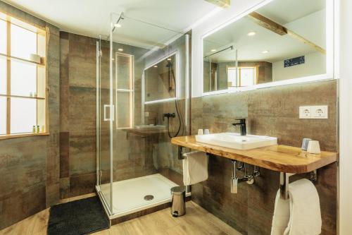 un baño con lavabo y ducha en Harzlodge Lebenstraum, en Braunlage