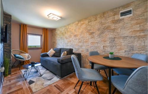 a living room with a couch and a table at Stunning Home In Vinogradi Ludbreski in Ludbreg
