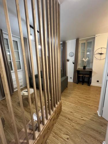 Cette chambre est dotée d'un escalier avec des balustrades en bois. dans l'établissement Très joli STUDIO en plein cœur d'ANGOULEME, à Angoulême