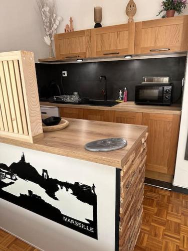 - une cuisine avec un comptoir et un four micro-ondes dans l'établissement Studio Lulu, à Marseille