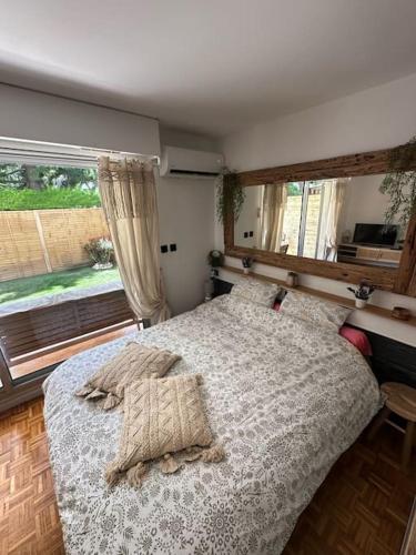 une chambre avec un grand lit et une fenêtre dans l'établissement Studio Lulu, à Marseille