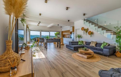 Ruang duduk di Cozy Home In Medulin With Sauna