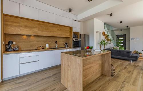 Dapur atau dapur kecil di Cozy Home In Medulin With Sauna