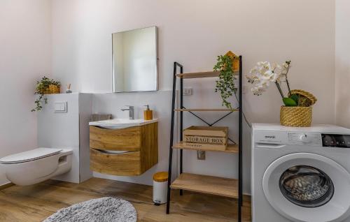 Bilik mandi di Cozy Home In Medulin With Sauna