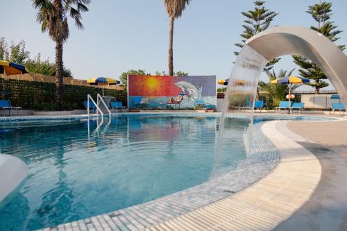 Bazén v ubytování Hotel BluMarine nebo v jeho okolí