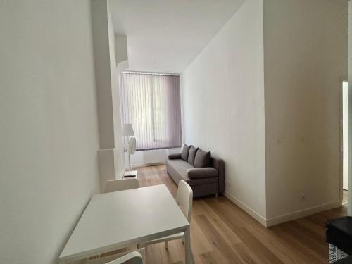 un salon avec une table et un canapé dans l'établissement Joli T2 en plein centre-ville de Lyon, à Lyon