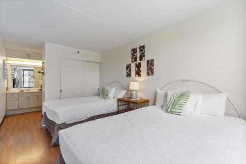 Kama o mga kama sa kuwarto sa Breezy Waikiki Condo 2 Blocks from the Beach & FREE Parking!