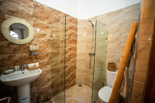 Ένα μπάνιο στο Villa Les jardins fleuris 4 bedrooms