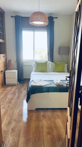 una camera da letto con un letto e una grande finestra di Origami Porto Residência & Hostel a Vila Nova de Gaia