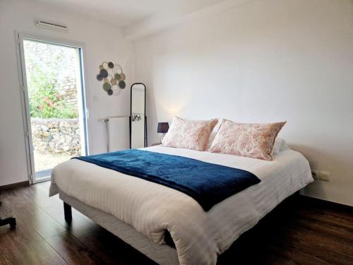 une chambre avec un grand lit avec une grande fenêtre dans l'établissement L'Escale, à Cherbourg en Cotentin