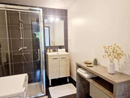 une salle de bain avec douche et lavabo dans l'établissement L'Escale, à Cherbourg en Cotentin