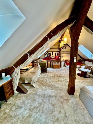 un salon avec un plafond voûté avec un canapé et une chambre avec dans l'établissement Appartement Loft et studio, à Paris