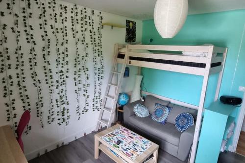 een kamer met een stapelbed en een bank bij Maison avec vue imprenable in Saint-Martin-de-Clelles